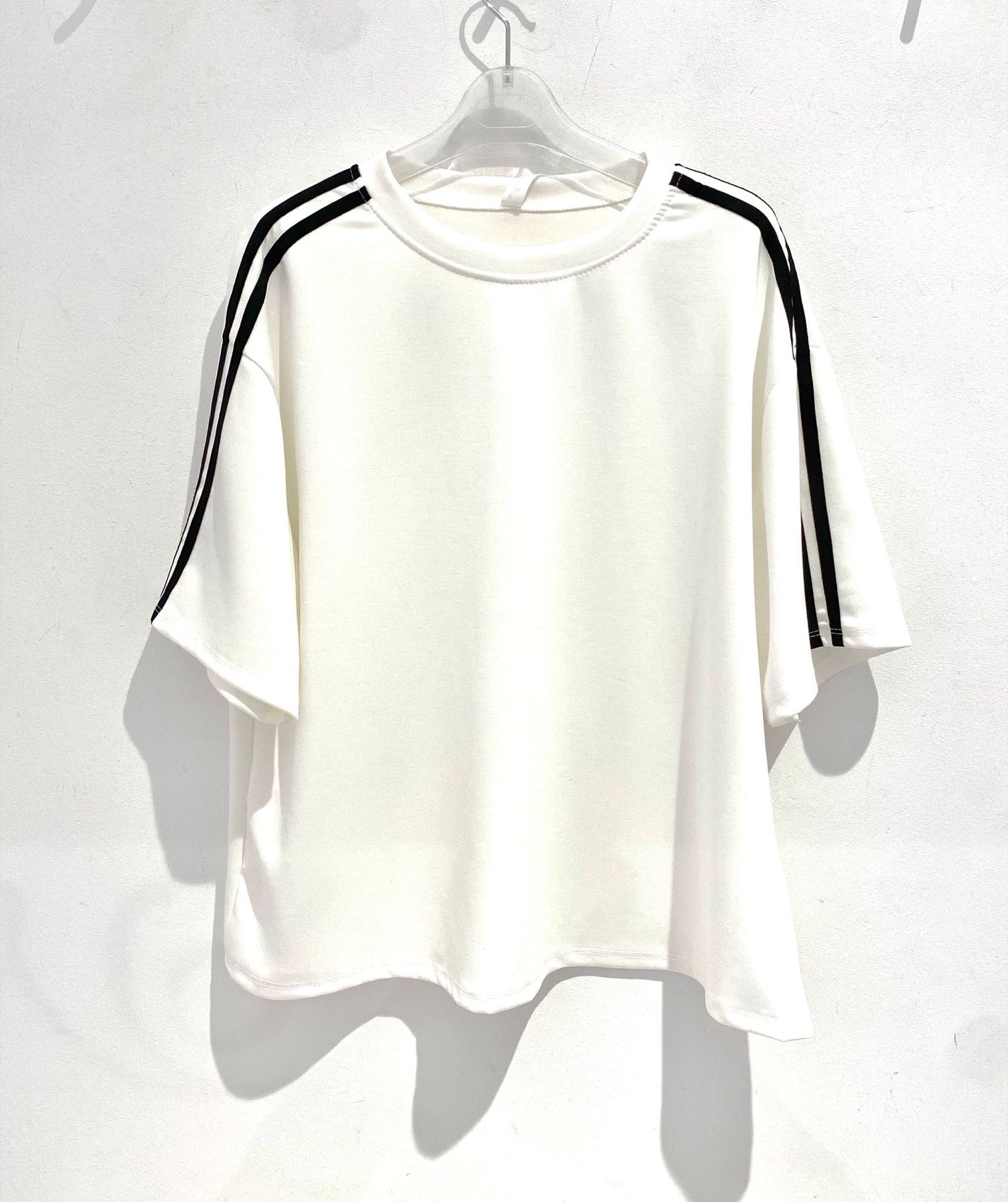 T-shirt Branca Riscas Pretas
