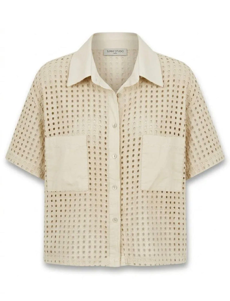 Camisa Bordado Inglês Bege — Manga Curta