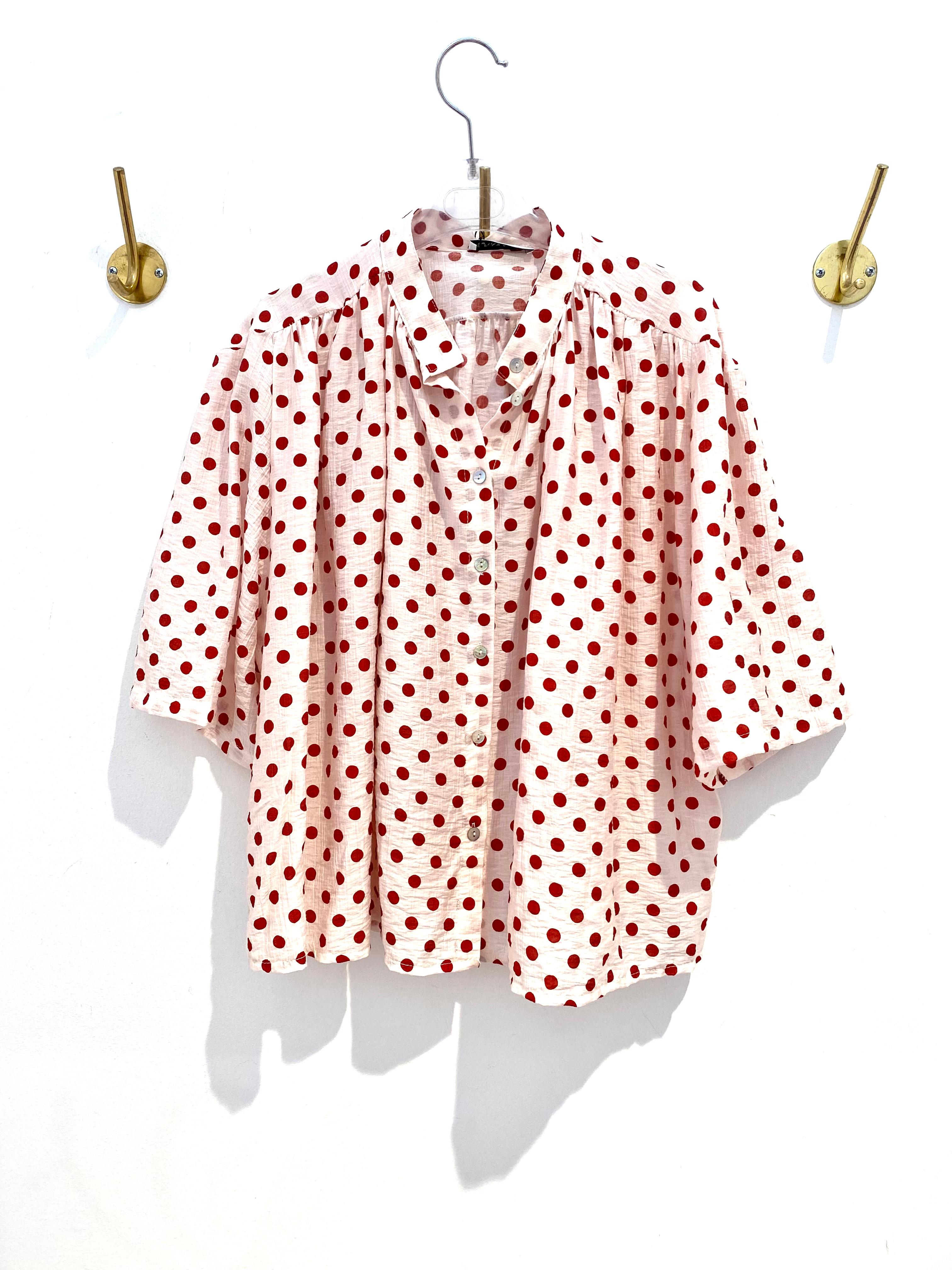 Camisa bolas vermelhas