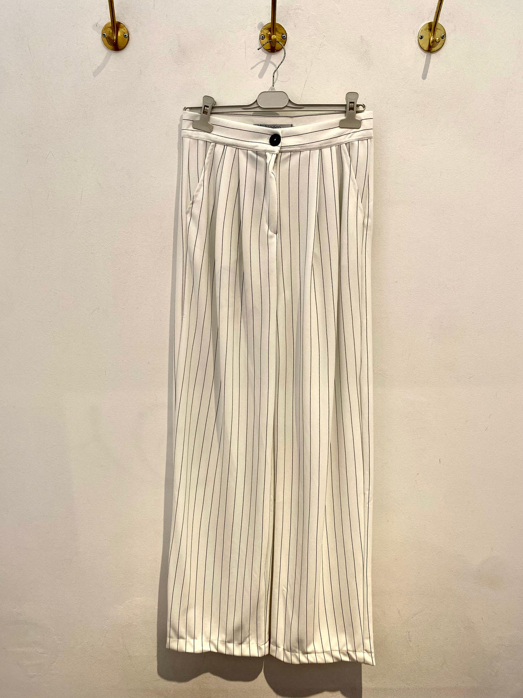 Calça c/ Risca de giz preta bloom