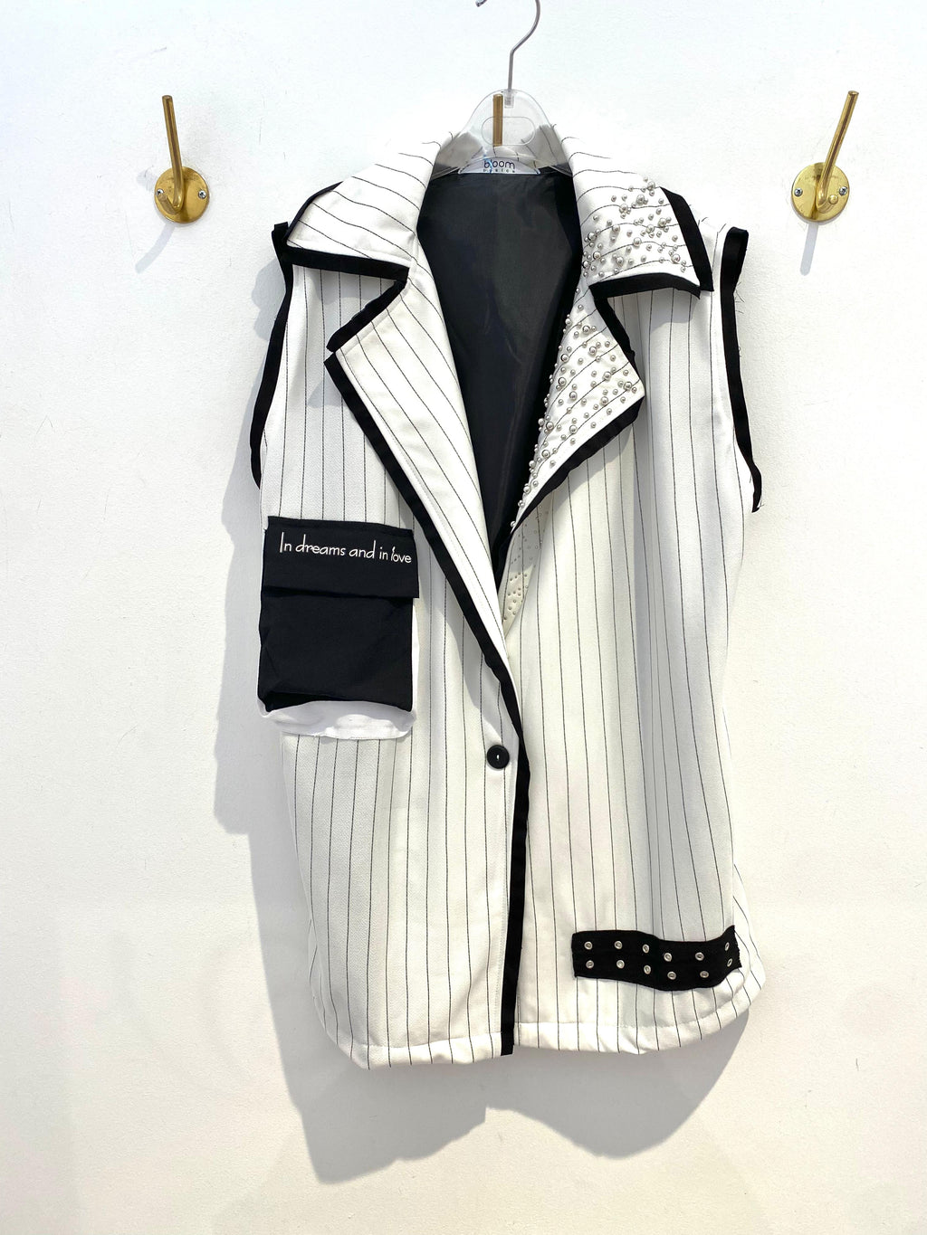Colete branco com risca de giz preto bloom