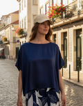 Blusa Estilo Capa Azul Noche — foto lifestyle Lisboa